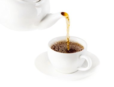 Çay fincanına çay dökülüyor.