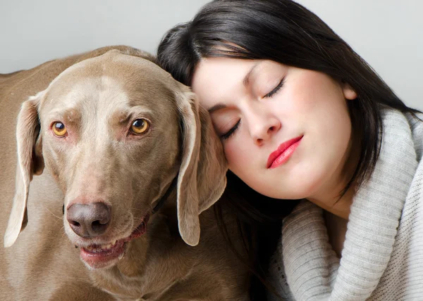 Unga vackra kvinnor med hund — Stockfoto