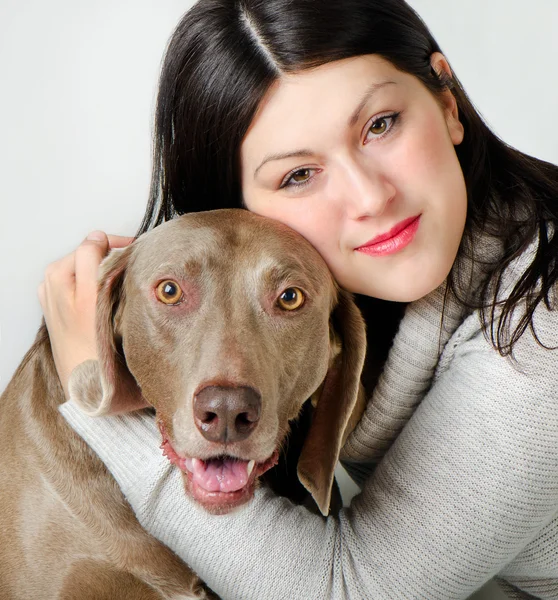 Jong mooi vrouw met hond — Stockfoto