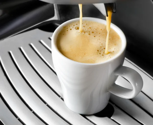 Caffettiera versando caffè espresso in tazza — Foto Stock