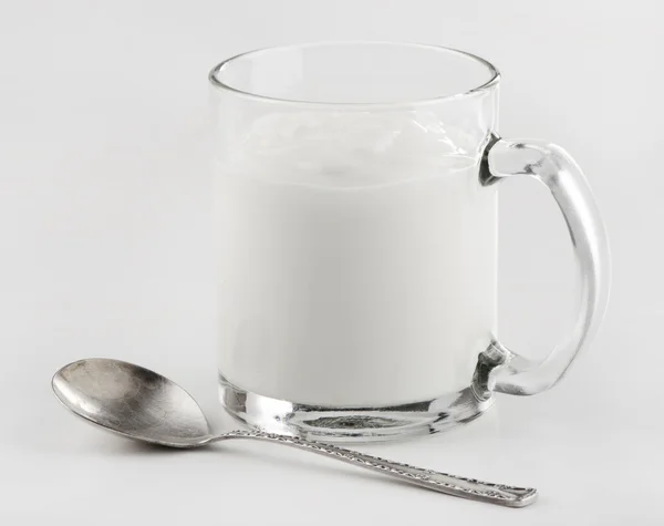 Свежий йогурт в стакане — стоковое фото