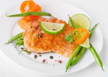 ızgara somon ve sebzeler