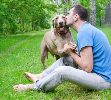 mutlu bir adam ve köpeği yaz