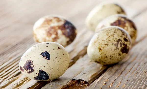 Перепелиные яйца на деревянном столе — стоковое фото