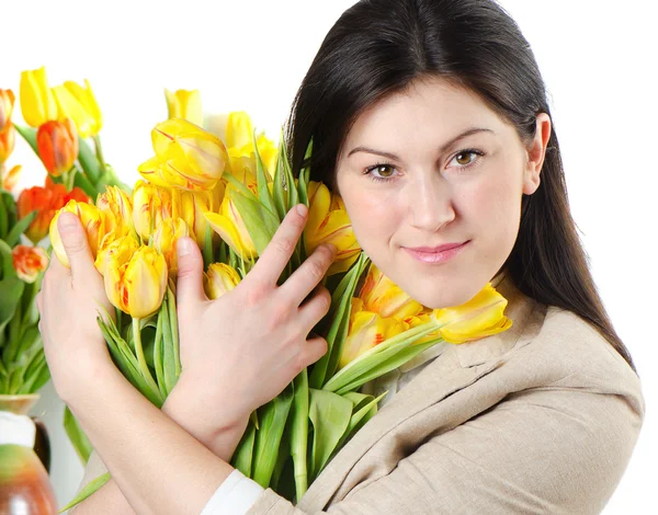 Hermosa mujer feliz con tulipanes — Foto de Stock