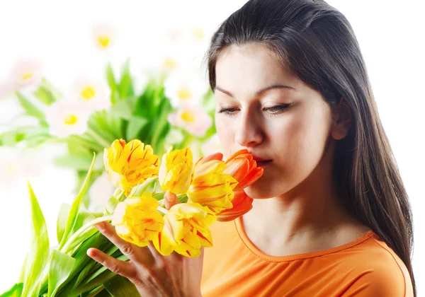 Hermosa mujer feliz con tulipanes — Foto de Stock
