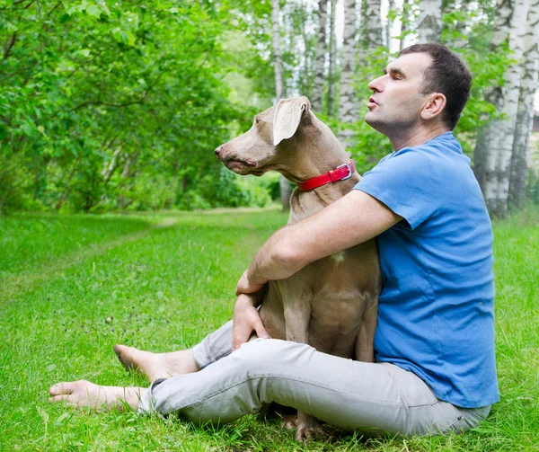 Lycklig man och hans hund — Stockfoto