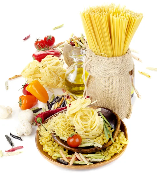 Italské potraviny - těstoviny, olivový olej a čerstvou zeleninou — Stock fotografie