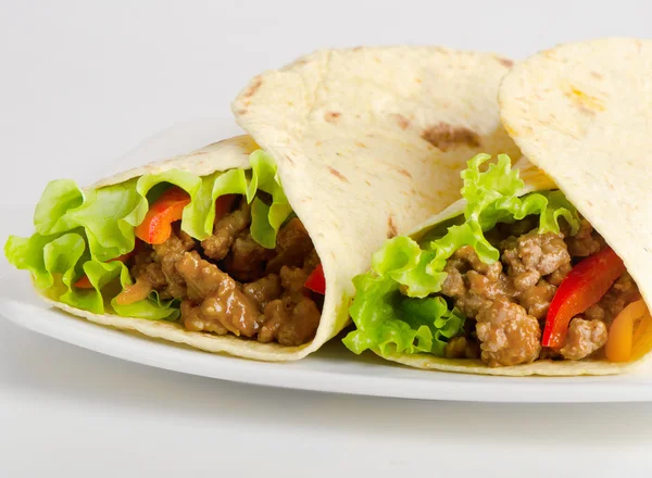 Envolturas de tortilla con carne y verduras — Foto de Stock