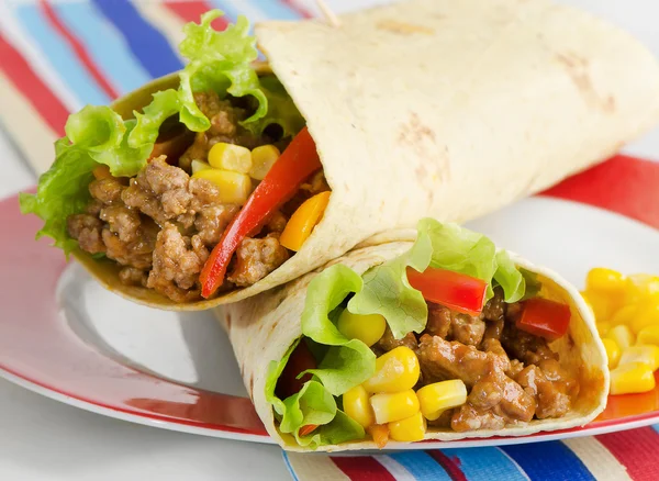 Tortilla wraps med kött och grönsaker — Stockfoto