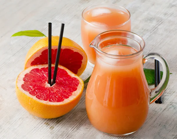 Grapefruit juice and grapefruit — Stock Photo, Image