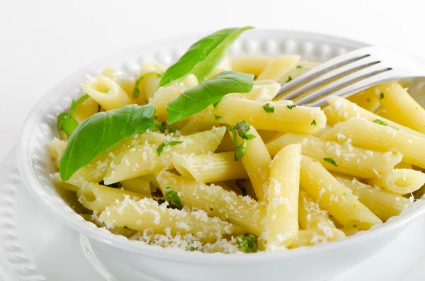 Comida italiana - Pasta con pesto y albahaca — Foto de Stock