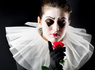 Kırmızı güllü kadın pandomimci