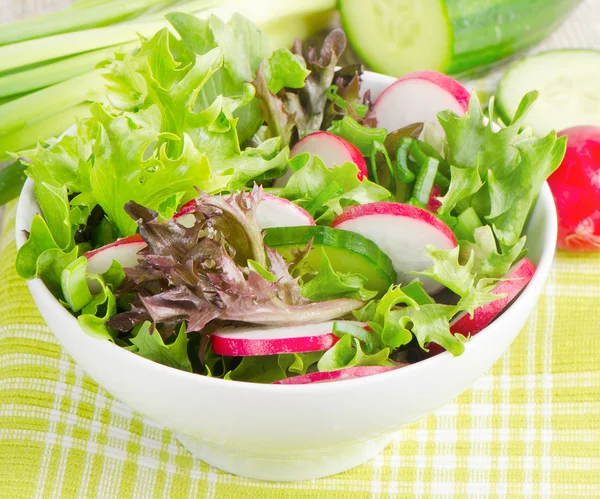 Salada fresca com alface e rabanete — Fotografia de Stock