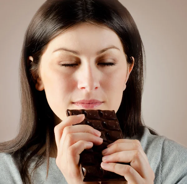 チョコレートのバーを持つ若い女性 — ストック写真