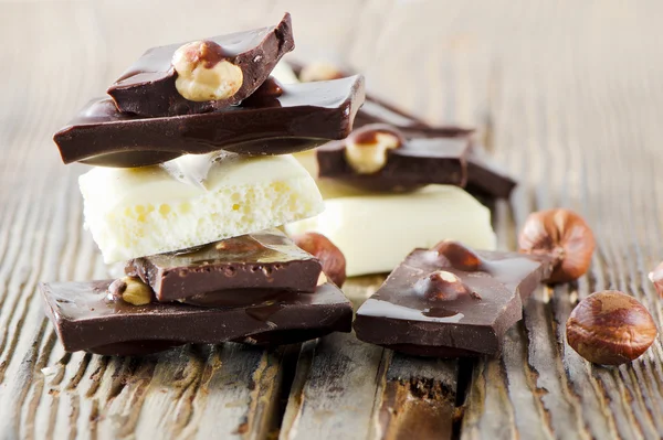 Стопка шоколада с орехами — стоковое фото