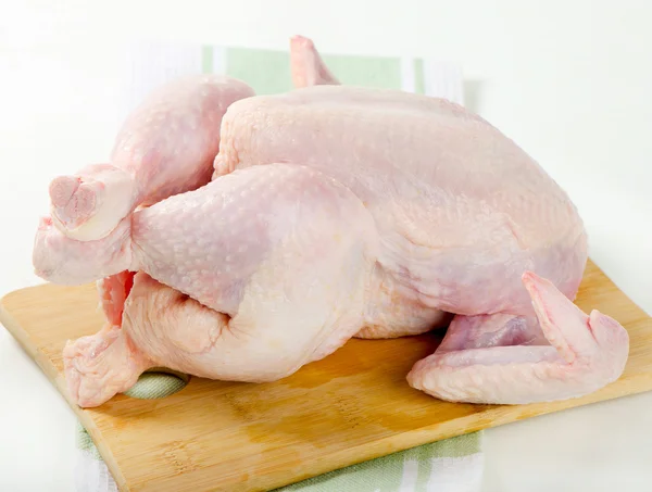 Целая сырая курица — стоковое фото