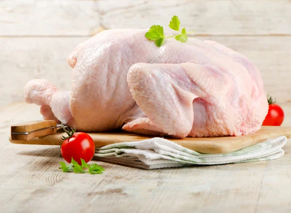 Целая сырая курица — стоковое фото