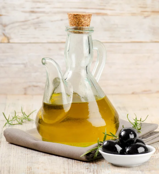 Olivenöl und Oliven — Stockfoto