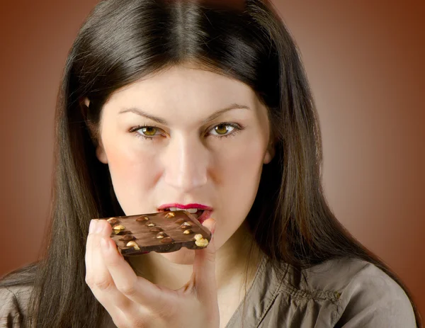 Mujer joven con una barra de chocolate —  Fotos de Stock