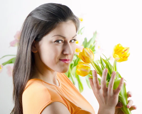 Hermosa mujer feliz con tulipanes — Foto de Stock
