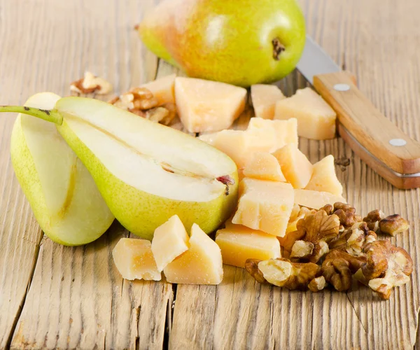 Käse auf einem Holztisch. Selektiver Fokus — Stockfoto