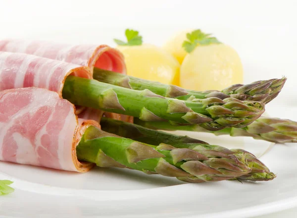 Asparagus served with ham — Stock Photo, Image