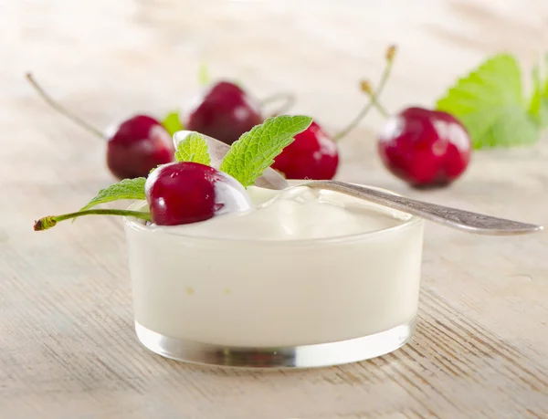 Fresh yogurt with berries — Stock Photo, Image