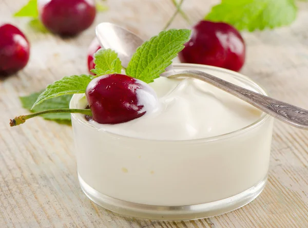 Yogurt fresco con bacche — Foto Stock