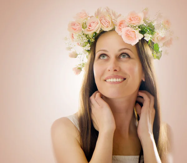 Hermosa mujer con flores en el pelo — Foto de Stock