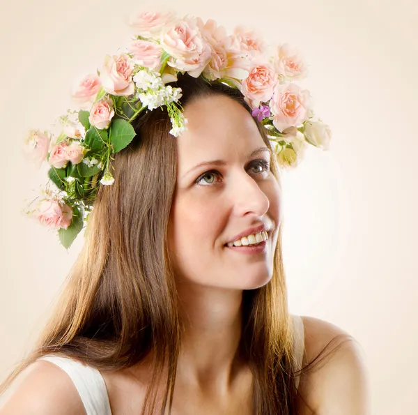 Hermosa mujer con flores en el pelo — Foto de Stock