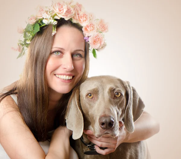 Krásná žena s květinami ve vlasech — Stock fotografie