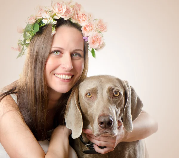 Vacker kvinna med blommor i håret — Stockfoto