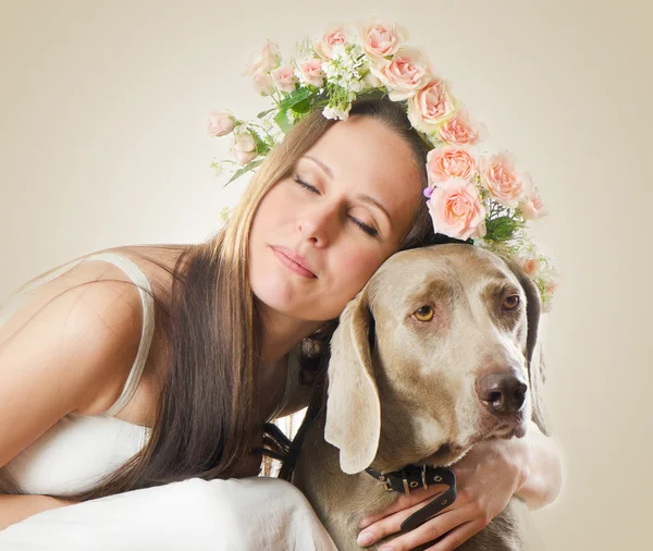 Beautiful woman with flowers in their hair — Stock Photo, Image