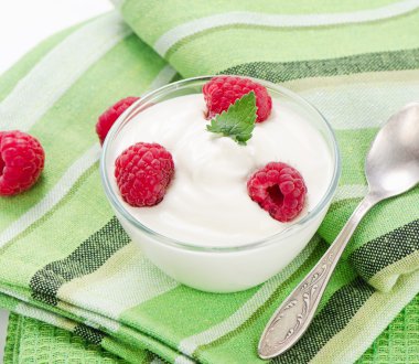 Çilekli taze yoğurt.