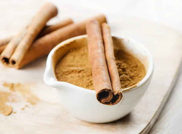 Cinnamon sticks and meal — Stock Photo, Image