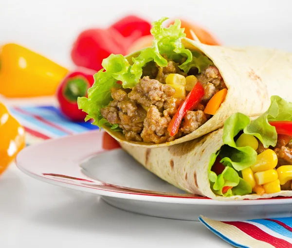 Tortilla wraps with meat and vegetables — Stock Photo, Image