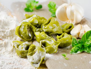 ıspanak tortellini - İtalyan makarna doldurulmuş.
