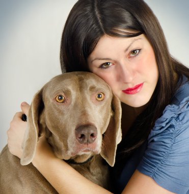 Köpeğiyle birlikte genç bir kadın.