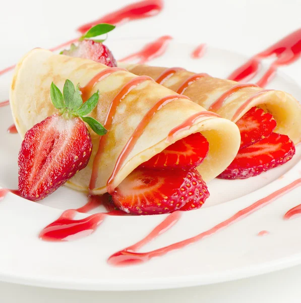 Pancakes with strawberries — Stock Photo, Image