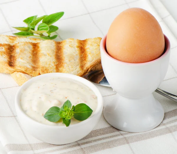 Gekookte eieren met toast en kruid — Stockfoto