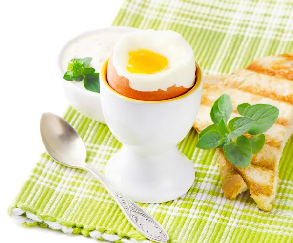 Вареные яйца с тостами и травой — стоковое фото
