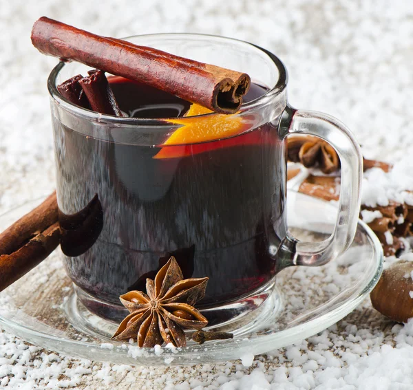 Mulled wine with spices and orange — Stock Photo, Image