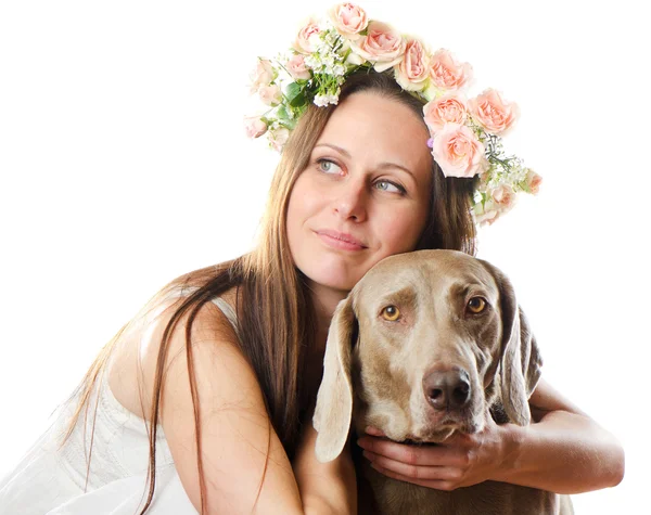 Piękne uśmiechający się kobieta z psem — Zdjęcie stockowe