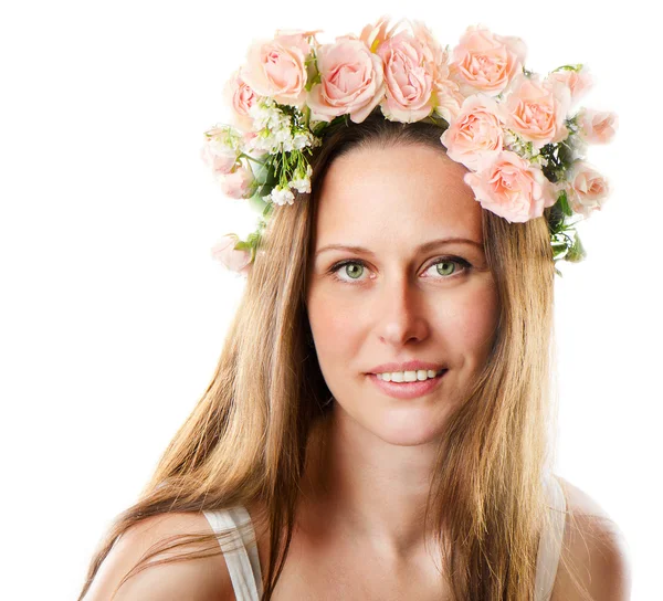 Bella donna sorridente con corona di fiori — Foto Stock