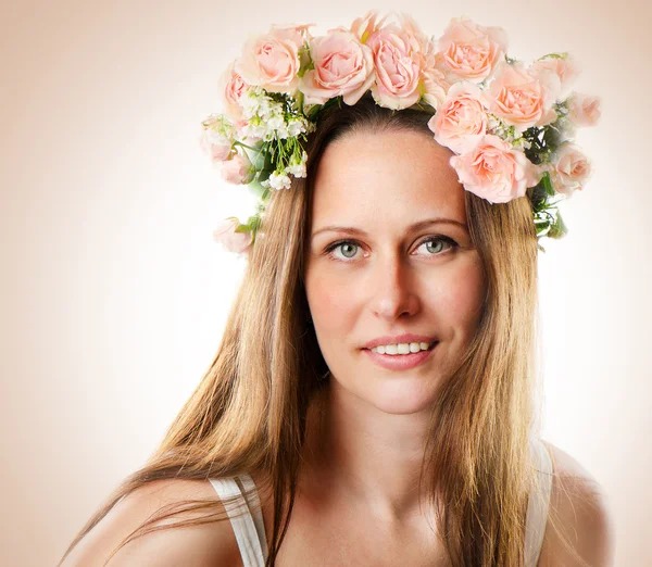 Bella donna sorridente con fiore — Foto Stock