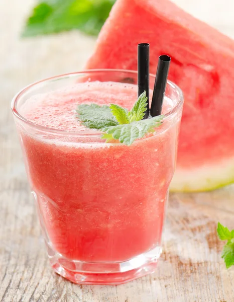 Glas watermeloen smoothie op een houten tafel. — Stockfoto