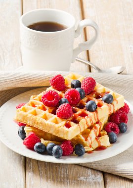 Yaban mersinli waffle ve ahududu.