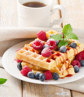 Yaban mersinli waffle ve ahududu.