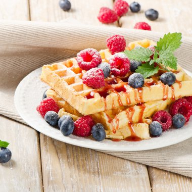 Yaban mersinli waffle ve ahududu.